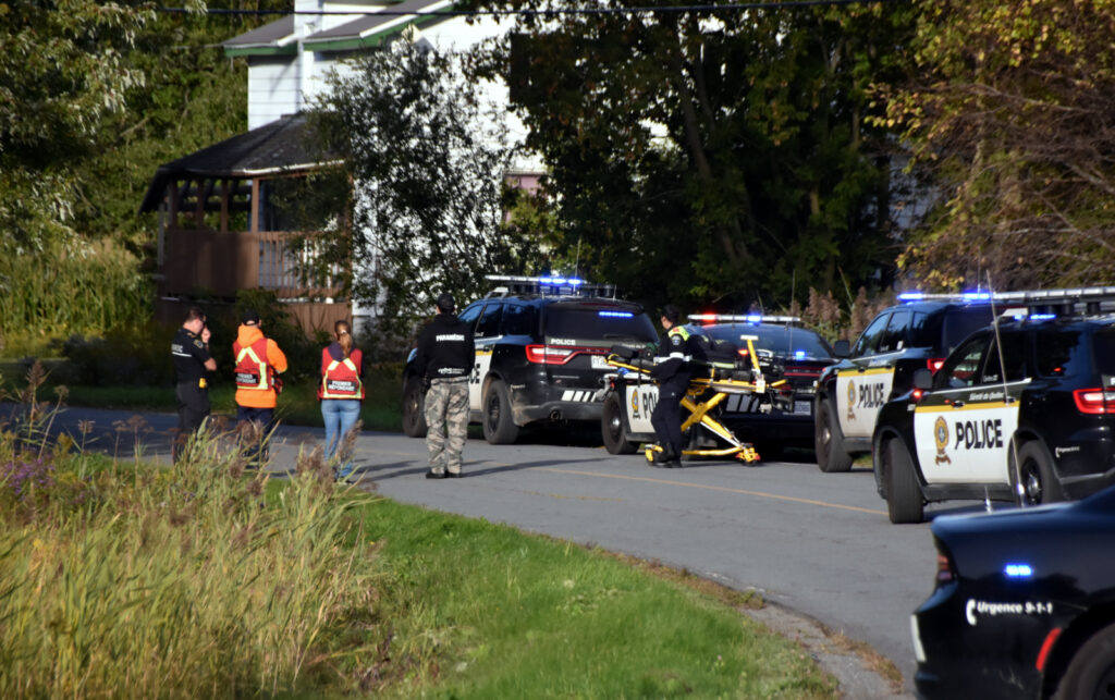 Un appel signalant un homicide à l’origine d’un important déploiement policier à Saint-Eugène @ Crédit photo Eric Beaupré Vingt55 Tous droits réservés (2)