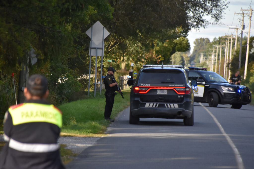 Un appel signalant un homicide à l’origine d’un important déploiement policier à Saint-Eugène @ Crédit photo Eric Beaupré Vingt55 Tous droits réservés (3)