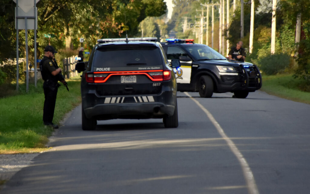 Un appel signalant un homicide à l’origine d’un important déploiement policier à Saint-Eugène @ Crédit photo Eric Beaupré Vingt55 Tous droits réservés (4)
