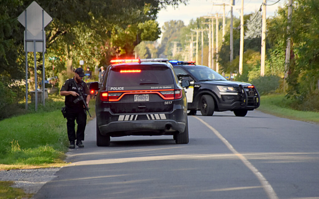 Un appel signalant un homicide à l’origine d’un important déploiement policier à Saint-Eugène @ Crédit photo Eric Beaupré Vingt55 Tous droits réservés (6)