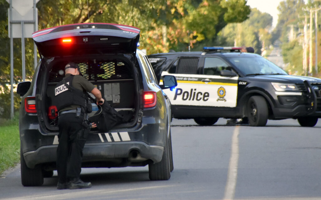 Un appel signalant un homicide à l’origine d’un important déploiement policier à Saint-Eugène @ Crédit photo Eric Beaupré Vingt55 Tous droits réservés (8)