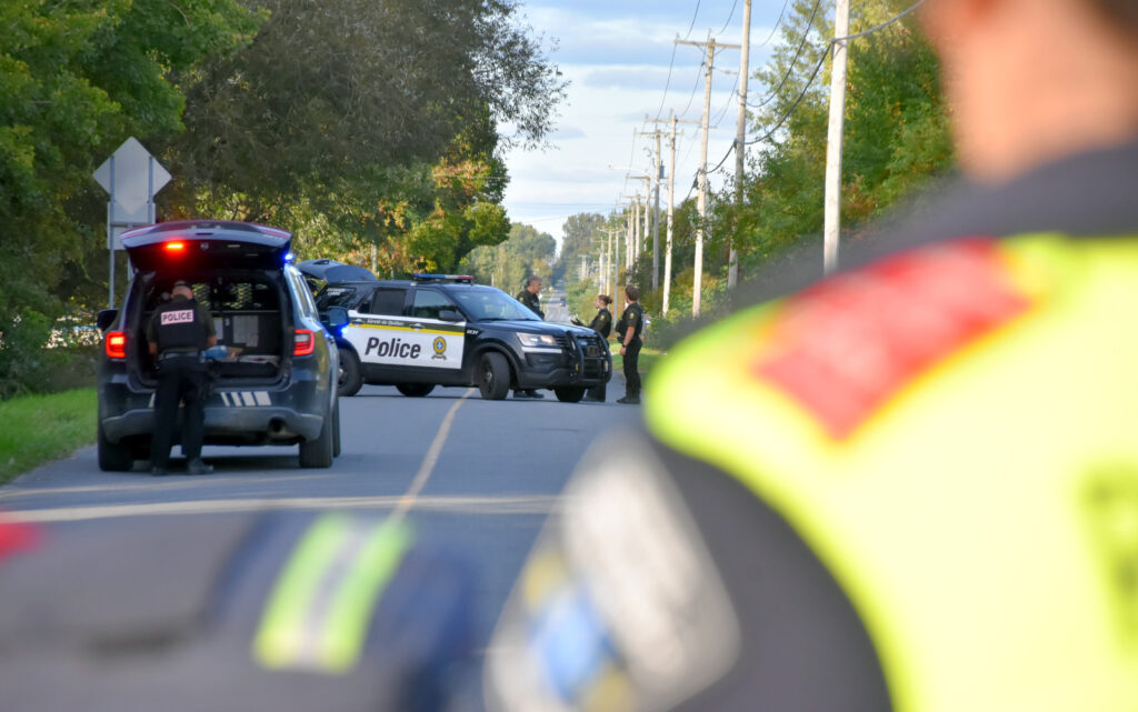 Un appel signalant un homicide à l’origine d’un important déploiement policier à Saint-Eugène @ Crédit photo Eric Beaupré Vingt55 Tous droits réservés (9)