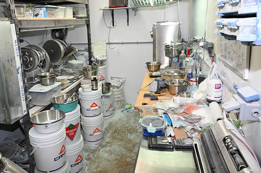 Un-laboratoire-clandestin-de-drogue-perquisitionne-sur-la-106e-avenue-par-des-policiers-de-la-GRC-a-Drummondville-©-Credit-photo-Eric-Beaupre-Vingt55 (4)