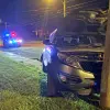 Un véhicule termine sa trajectoire contre un poteau dans une collision impliquant deux véhicules