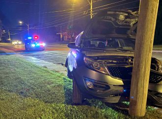 Un véhicule termine sa trajectoire contre un poteau dans une collision impliquant deux véhicules