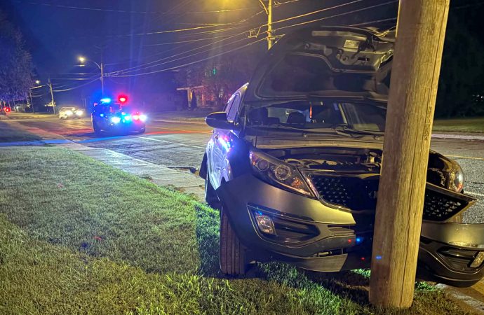 Un véhicule termine sa trajectoire contre un poteau dans une collision impliquant deux véhicules