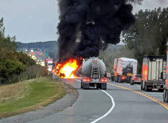 Violent face-à-face sur l’autoroute 55 : un véhicule s’embrase sous la force de l’impact