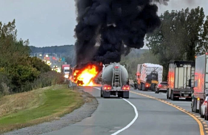 Violent face-à-face sur l’autoroute 55 : un véhicule s’embrase sous la force de l’impact