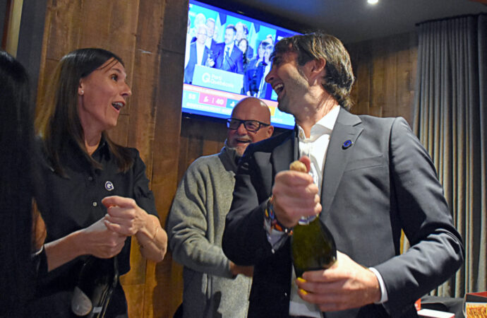 Le Québec a un nouveau chef Drummond deux nouveaux députés : Natalie Bisaillon et Charles Page, élus du PQ, ont freiné la percée du PCQ