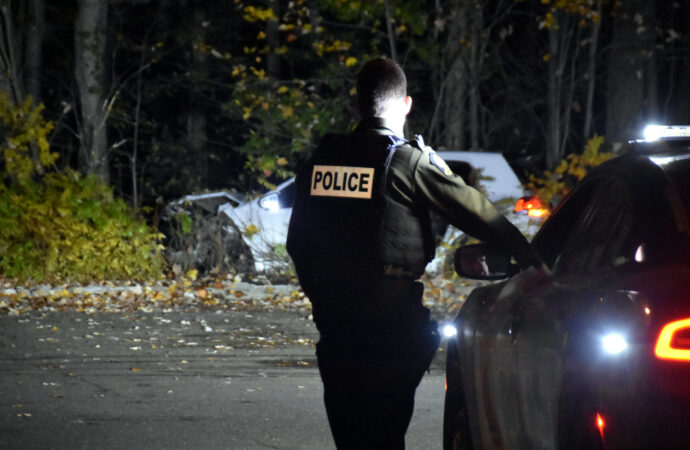 Deux suspects prennent la fuite après une violente sortie de route à Drummondville